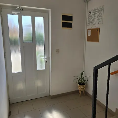 Valent-fast Wifi, Free Parking,balcony,near The *