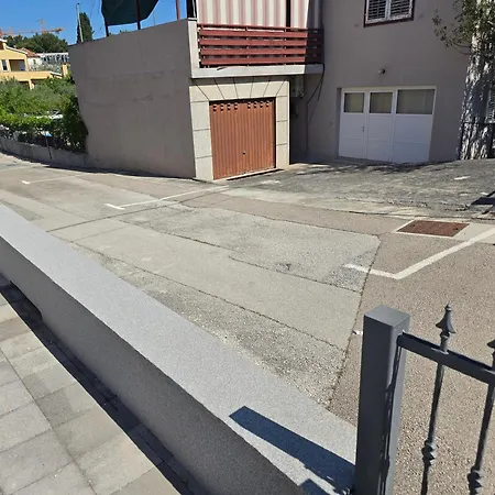 Valent-fast Wifi, Free Parking,balcony,near The