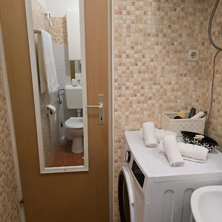 Valent-fast Wifi, Free Parking,balcony,near The