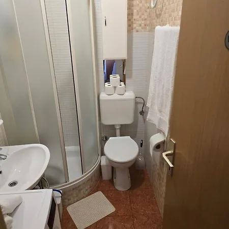 아파트 Valent-fast Wifi, Free Parking,balcony,near The *