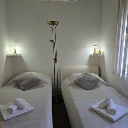 Valent-fast Wifi, Free Parking,balcony,near The
