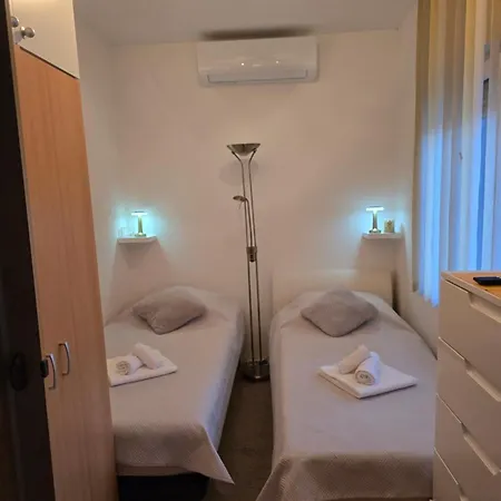 Valent-fast Wifi, Free Parking,balcony,near The 아파트 *
