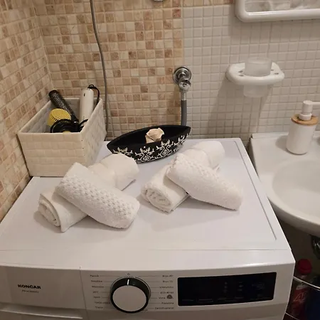 아파트 Valent-fast Wifi, Free Parking,balcony,near The *