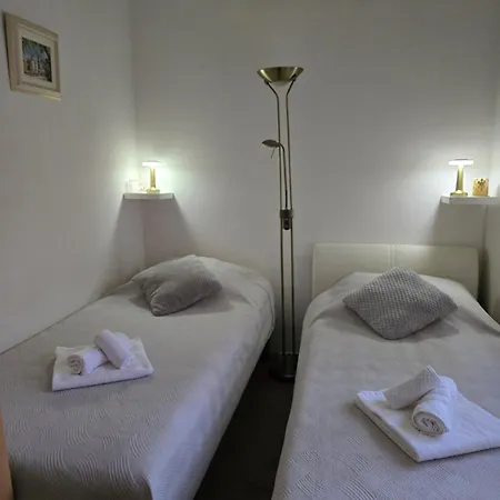아파트 Valent-fast Wifi, Free Parking,balcony,near The *