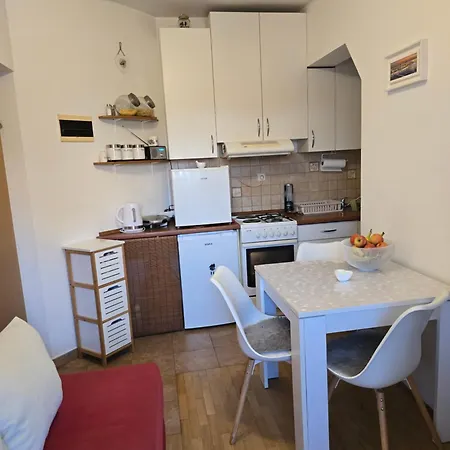 Valent-fast Wifi, Free Parking,balcony,near The