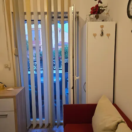 아파트 Valent-fast Wifi, Free Parking,balcony,near The *