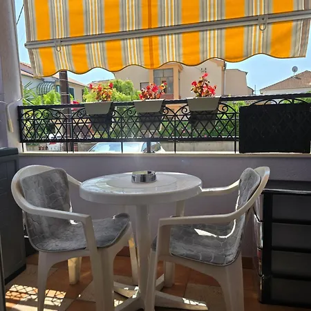 아파트 Valent-fast Wifi, Free Parking,balcony,near The *