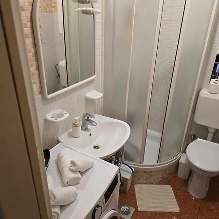 아파트 Valent-fast Wifi, Free Parking,balcony,near The
